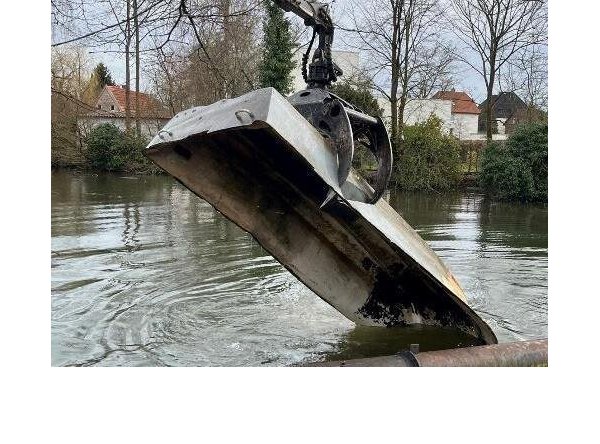 Ungewöhnlicher Fund: Die Stadt zieht an der Wehranlage ein Boot aus dem Wasser. - © Stadt Lage