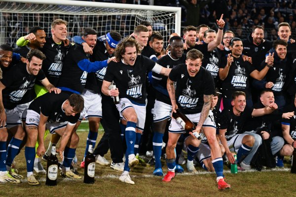 So wollen die Fans von Arminia bielefeld das Team am 24. Mai nach dem DFB-Pokalfinale jubeln sehen. Für alle, die nicht in Berlin dabei sein können, gibt es ein Public Viewing. - © Teresa Kröger