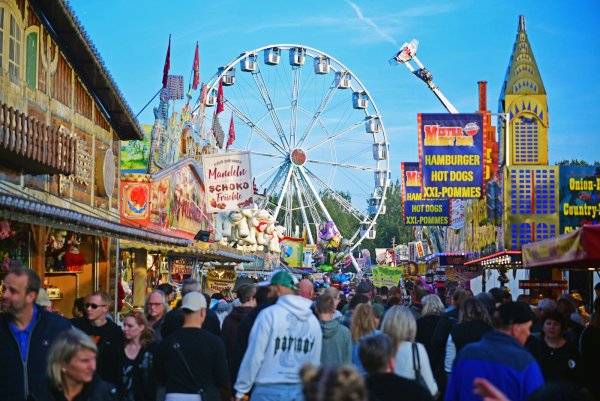Reinholdi samt Riesenrad - die Kirmes hat einen besonderen Charme und auch in diesem Jahr einiges zu bieten. - © Nicole Ellerbrake