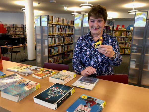 Die scheidende Bücherei-Leiterin Regine Link in den Räumen der Stadtbibliothek in der Ostertor-Galerie. In der Hand hält sie den "König der Löwen", der seine Geschichte über ein bestimmtes Abspielgerät erzählt. Eine der vielen technischen Neuerungen, die Regine Link in ihrer beruflichen Karriere erlebt hat. - © Thomas Reineke