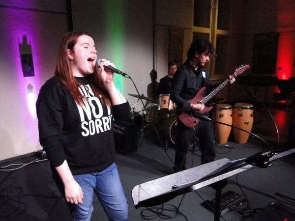 Von sanften Flötentönen bis Metallica-Sound: Jenny Hauptmann singt „Enter Sandman“, begleitet von Gitarrist Luis Majewski (Gitarre) und Niklas Brinkmeyer (Drums). - © Musikschule Lage