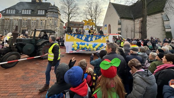 Der Wagen der Lagenser Narrenfreiheit führt den Rosenmontagszug an. - © Sven Kienscherf