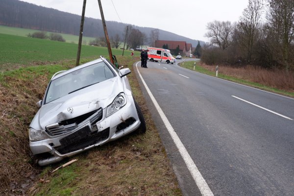 Der Mercedes kam nach dem Unfall im Graben zum Stehen. - © Lorraine Brinkmann