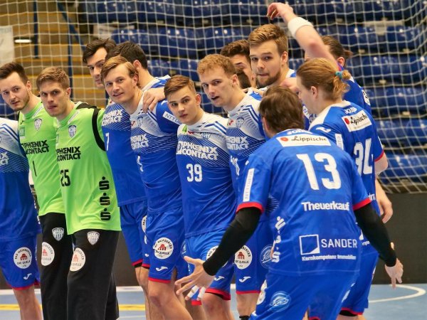 Der Heißmacher aus der Geschäftsstelle: Christoph Theuerkauf feuert (von links) Peter Johannesson, Isaias Guardiola, Gedeon Guardiola, Jonathan Carlsbogård, Maximilian Hollstein, Fynn Hangstein, Christian Herz (verdeckt), Thore Oetjen, Marcel Timm (verdeckt) und Andreas Cederholm an. Foto: Jörg Hagemann - © Jörg Hagemann