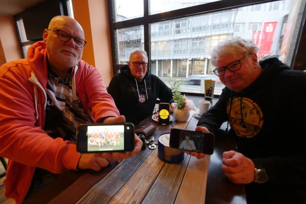Michael Ohl (links), der damals im "Black Horse" am Eingang kassierte und hinter der Theke stand, zeigt ein Foto der Thekenfußballmannschaft Ende der 70er Jahre. Arno Bulau zeigt das Logo der Revival-Partys und Hartmut Topp (rechts) zeigt ein Foto von sich hinter dem DJ-Pult. - © Jost Wolf