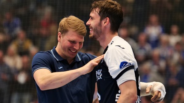 Lukas Hutecek klopft Hendrik Wagner nach seinem famosen Spiel gegen den ThSV Eisenach anerkennend auf die Brust. - © Jörg Hagemann