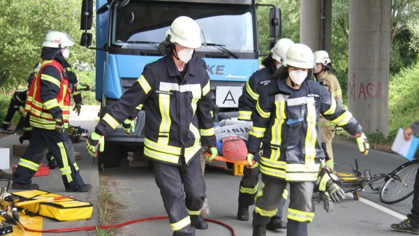 Technische Hilfe: Bei der Großübung 2021 befreite die Löschgruppe Biemsen-Ahmsen an der Straße Meerbrede zwei Puppen, die von einem Lkw überrollt wurden. - © Daniel Hobein/Freiwillige Feuerwehr Bad Salzuflen