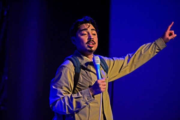 "Fallschirmspringer" Tony Bauer zog das Publikum in der Stadthalle Detmold in seinen Bann. - © Nicole Ellerbrake