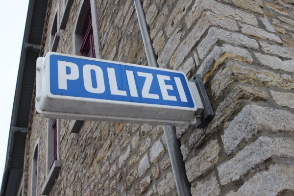 Ein 85-jähriger Autofahrer ist auf der Weberstraße in Pivitsheide V. L. mit einem entgegenkommenden Wagen zusammengestoßen. - © Jens Rademacher/Symbolfoto