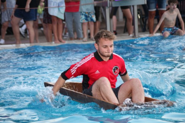 Fynn Weiser zeigt im Wasser vollen Einsatz und paddelt sich mit seinem Fußball-Team zum Sieg. - © Sandra Castrup