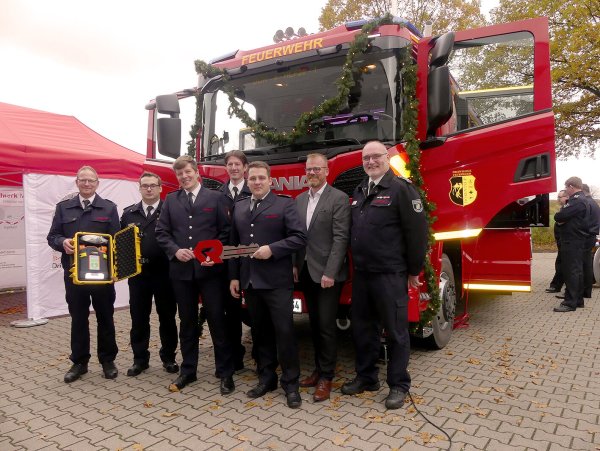 Florian Meyer (von links), Florian Weihs, Benedikt Lindner, Leiter der Feuerwehr Christoph Ungermann, Benedikt Kopittke, Bürgermeister Friso Veldink und der stellvertretende Leiter Günther Ostrop sind stolz auf das neue Fahrzeug. - © Rudi Rudolf