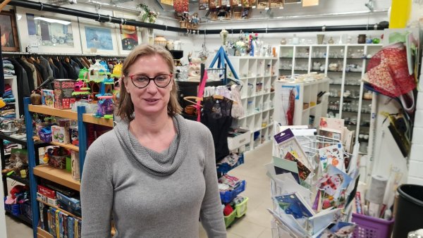 Mit ganzem Herzen setzt sich Sozialpädagogin Stefanie Tacke für das Blomberger Sozialkaufhaus ein. An einer Neuausrichtung unter der Regie des Netzwerks Lippe arbeitet sie gern mit. - © Marianne Schwarzer