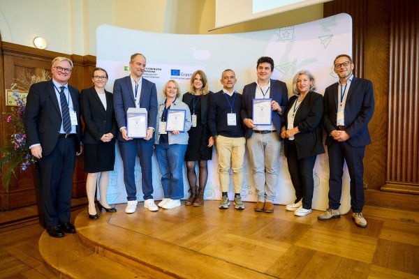 Auf dem Foto 2 sind die beteiligten Mitglieder unserer Schule (von links nach rechts) Kathrin Kersting, stellvertretend die LPT-Schülerinnen Zoe-Marie Gründel und Ghena Ahmad mit der Urkunde für den 2. Platz , Silvia Leutnant sowie Jan-Arne Schubert abgebildet. - © www.marcusgloger.de