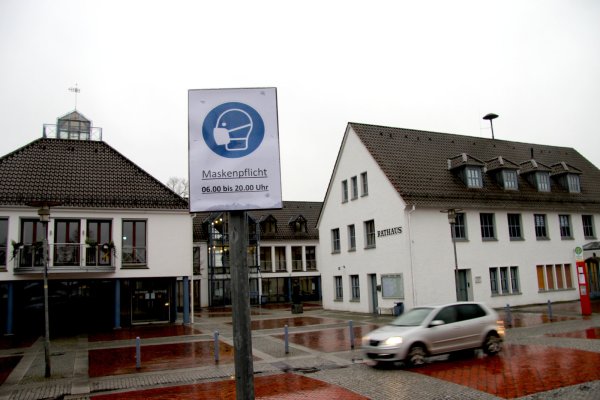 Auf den Maskenpflicht-Schuildern in Augustdorf fehlt der Hinweis "werktags". Das will die Stadt ändern. - © Kirsten Fuhrmann