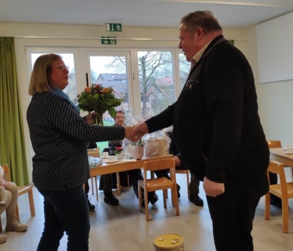 Wilfried Gerkensmeier vom SPD-Ortsverein Kalldorf überreicht der scheidenden Kita-Leiterin Heike Raimann ein Abschiedsgeschenk. - © SPD-Ortsverein Kalldorf