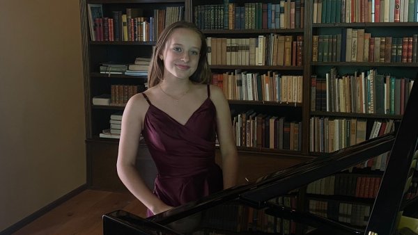 Elisabeth Grote am Klavier - noch ist es ein Hobby, aber sie wünscht sich, später Musikerin zu werden. - © Phoebe Dissmann