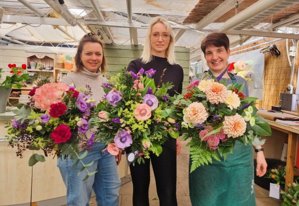 Die Leopoldshöher sind mit ihrem Einzelhandel mehr als zufrieden. Sicherlich auch, weil sich hin und wieder etwas tut. Erst vor wenigen Monaten übernahm Yvonne Gronemeyer (links) den Blumenladen auf der Höh'. Neben ihr stehen ihre Kolleginnen Kerstin Koch und Insa Graalmann. - © Kirsten Fuhrmann