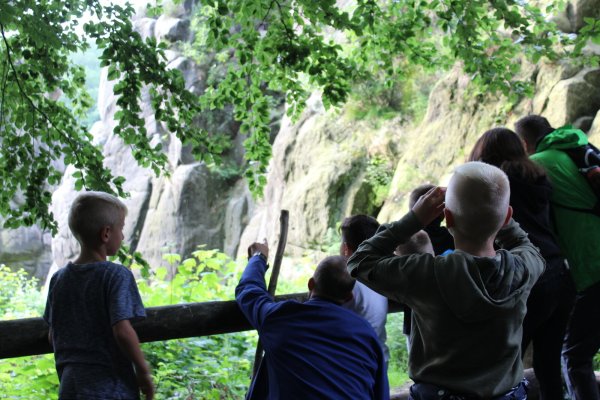staunend-die-familien-lernen-die-natur-rund-um-die-externsteine-wahrend-der-gluhwurmchen-wanderung-ganz-neu-kennen - © Joline Heller