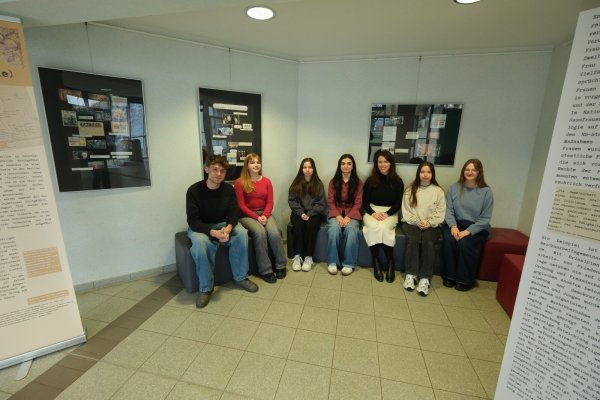 Schülerinnen und Schüler des Geschichtskurses, des Kunst-LKs und der Israel AG mit Lehramtsanwärterin Sonja Knöbl in der Ausstellung. - © Sven Koch