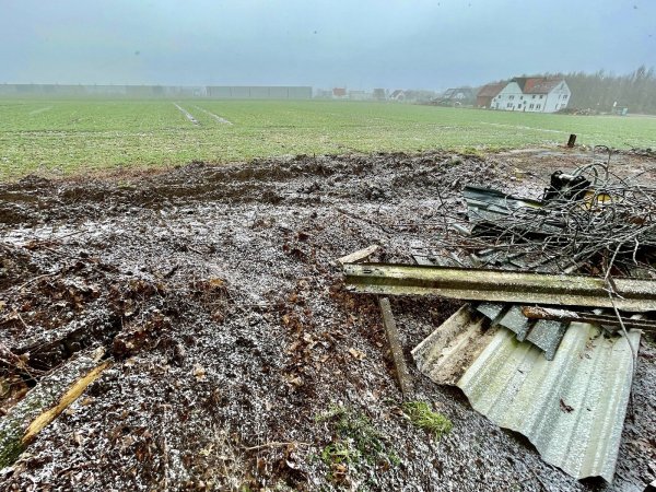 Die Interkomm GmbH der Städte Bielefeld, Herford, Bad Salzuflen hat die landwirtschaftlich genutzte Fläche gekauft. Hinten im Bild ist das Gewerbegebiet Hellfeld zu sehen. - © Peter Unger