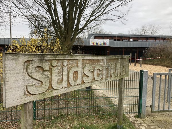 Die Südschule hat seit Jahren mit sinkenden Schülerzahlen zu kämpfen. Dabei gibt das Gebäude am Stiftsland eigentlich mehr her. - © Till Brand