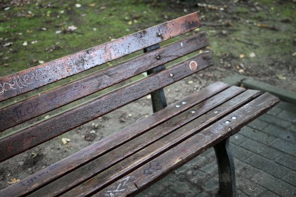 Mehrfach soll sich der 49 Jahre ate Mann auf Parkbänken entblößt haben. - © Symbolfoto: Pixabay