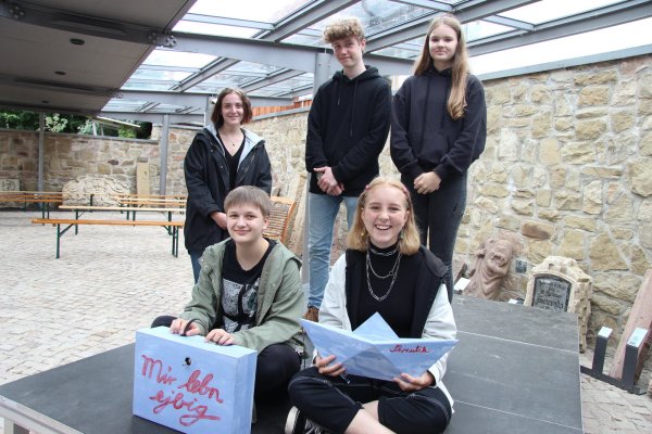 Ein Jahr lang haben Elisa Tautenhahn, Nina Wenzel (vorne von links), Bea Weidemann (hinten von links), Merlin Hagemann und Emilie Koller an dem Theaterprojekt gearbeitet. Im Hinterhof des Hexenbürgermeisterhauses wird das Stück präsentiert. - © Kirsten Fuhrmann