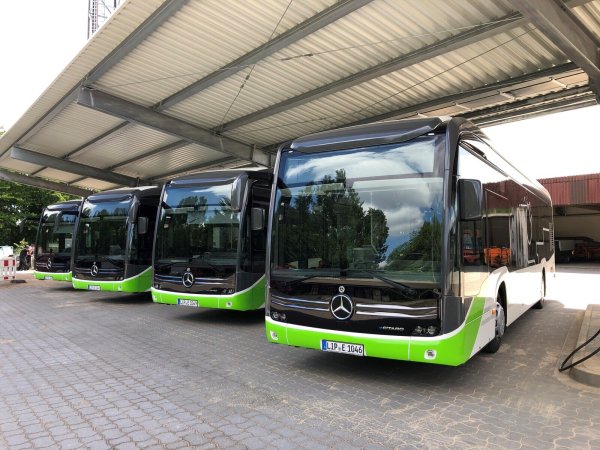 Elektrobetriebene Stadtbusse warten auf ihren Einsatz im Depot am Baubetriebshof in Holzhausen. Hier werden sie über Sonnenkollektoren auf dem Dach des Unterstands auch geladen. - © Thomas Reineke