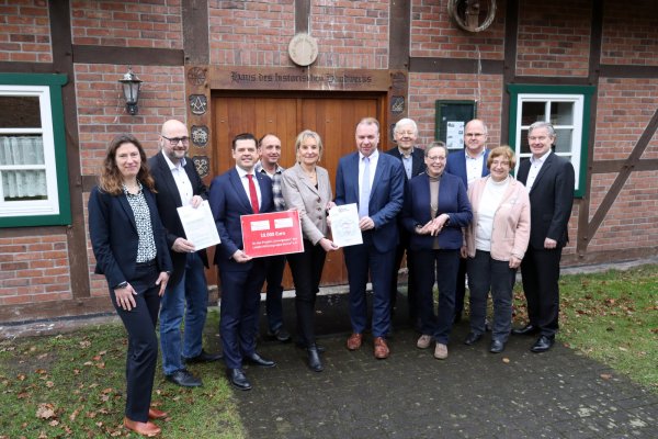 Übergabe der Förderbescheide: (von links) Kathrin Hunstig-Bockholt (Regionalmanagerin Lokale Aktionsgruppe Senne³), Konstantin Plümer, (Bezirksregierung Detmold), Andreas Trotz (Vorstandsmitglied Sparkasse Paderborn-Detmold-Höxter), Carsten Tegethoff (Ortsheimatpfleger Hövelhof), Dr. Ute Röder (Vorstandsmitglied NRW Stiftung), Ulrich Lange (Bürgermeister, Stadt Bad Lippspringe), Prof. Dr. Joachim Faulde (Regionalbotschafter der NRW-Stiftung für den Kreis Paderborn), Marianne Thomann-Stahl (stellvertretende Vorsitzende der NRW-Stiftung), Marcus Püster (Bürgermeister Gemeinde Schlangen), Dr. Cornelia Wiemeyer-Faulde (Regionalbotschafterin der NRW-Stiftung für den Kreis Paderborn), und Michael Berens (Bürgermeister Gemeinde Hövelhof). - © LAG Senne³