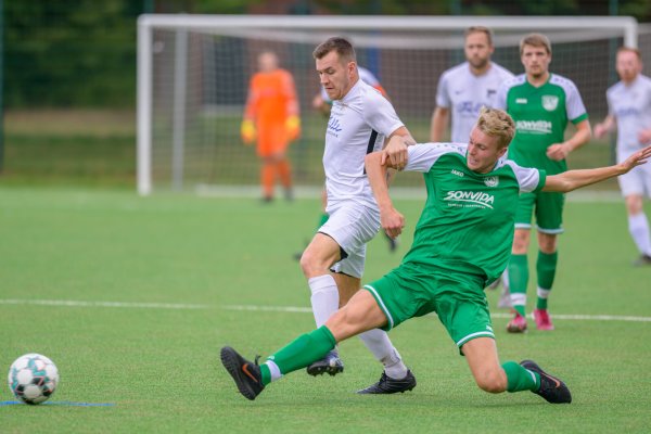 Fabian Raupach vom TuS Eichholz-Remmighausen grätscht gegen den Hornschen Felix Tcheon in den Ball. - © Egon Penner