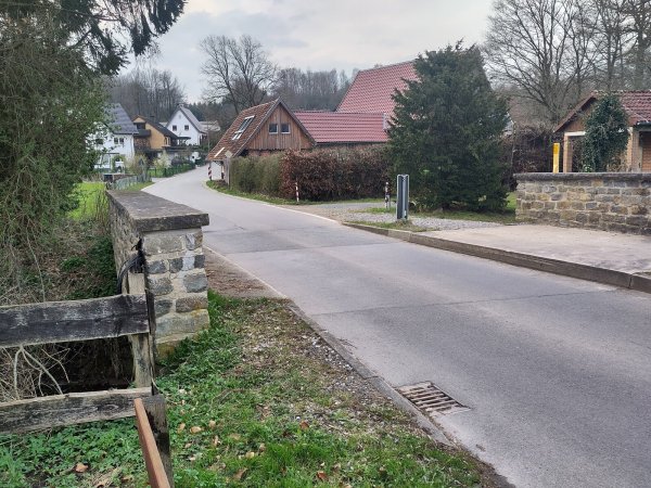 Den Erhalt und Bau der Kreisstraßen, wie hier die Wilberger Straße am Ortseingang Wilberg, hat der Kreis Lippe an das Unternehmen Eiffage abgegeben. - © SPD