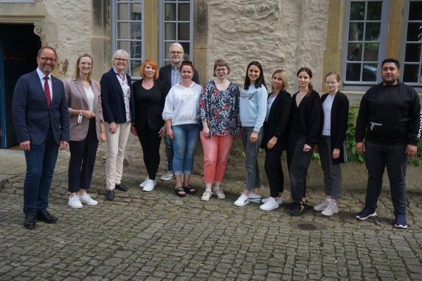 Das Organisationsteam freut sich gemeinsam mit den ersten ukrainischen Teilnehmerinnen und Teilnehmern über das unbürokratische Hilfsangebot. - © Systemadministrator