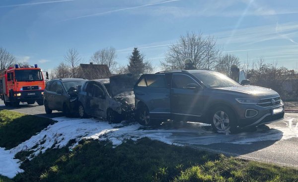 Diese drei Autos sind auf der Schötmarschen Straße zusammengeprallt. Einer der Wagen fing daraufhin Feuer. - © Polizei Lippe