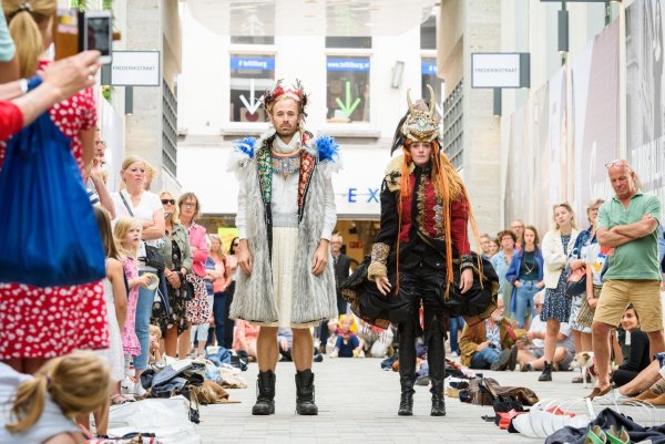 Das Kulturteam der Stadt Detmold lädt für Samstag, 19. April, zur Langzeit-Performance der niederländischen Theatergruppe Zwermers in den Hangar 21 ein. - © Jostijn Ligtvoet