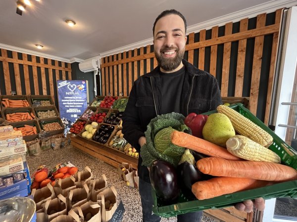 Mustafa Budumlu betreibt zwei Märkte in Bielefeld. - © Jan Husmann