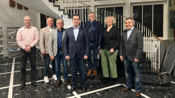 Die Fraktionen stehen hinter ihrem Bürgermeister Torben Blome (Mitte). Till Hönerbach (von links), Andreas König, Klaus Meier, Jörg Eickmann, Kerstin Schröder und Thomas Blum unterstützen die Kandidatur des Amtsinhabers.

Thomas Blum & Andreas König für die CDU-Fraktion und den CDU-Stadtverband

Klaus Meier & Till Hönerbach für die FWG-Fraktion und die FWG-Lügde

Kerstin Schröder & Jörg Eickmann für die SPD-Fraktion und den SPD-Ortsverein Lügde

Torben Blome als Kandidat für das Amt des Bürgermeisters - © Fotorechte: Torben Blome