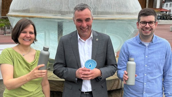 Klimaschutzbeauftragte Susanne Lübker, Bürgermeister Dirk Tolkemitt und Jan Feldmeier fordern Geschäfte und Lokale zum Mitmachen auf - © Stadt Bad Salzuflen