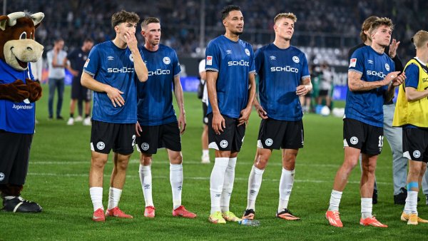 Für Florian Micheler, Arne Sicker, Vincent Ocansey, Julian Kania und Joel Grodowski (v.l.) war es kein guter Abend. Nur Arminia-Maskottchen Lohmann hat seine gute Laune nicht verloren. 
Foto: Teresa Kroeger - © Teresa Kroeger