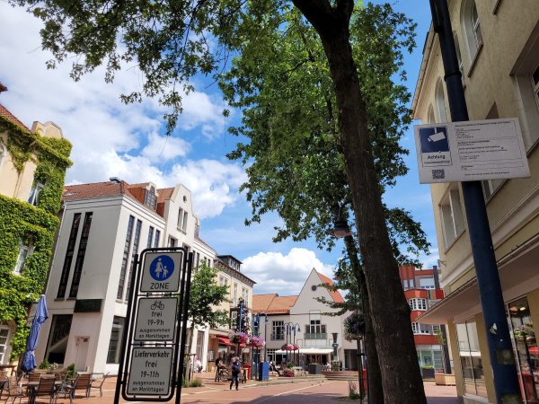 Man achtet nicht so darauf, aber es gibt an jedem Eingang zum Marktplatz in Lage Hinweise darauf, dass der Platz videoüberwacht ist. Deshalb gibt es Bildmaterial, das die Stadt der Polizei zur Verfügung gestellt hat, nachdem die Beton-Skulptur auf dem Marktplatz komplett zertrümmert worden war. - © Astrid Sewing