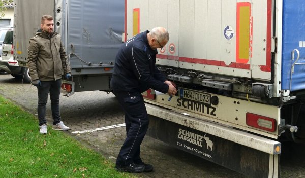 Aufmachen: LKW-Fahrer, die aus NIcht-EU-Ländern wie der Türkei kommen, müssen in Lemgo beim Zoll die Ladung "checken" lassen. - © Axel Bürger