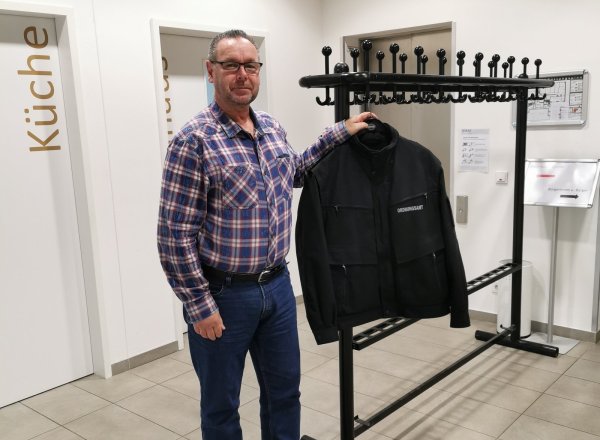 Das war's: Andreas Pieper legt seine Dienstjacke ab. Der Ordnungsamtsleiter geht in den Ruhestand. - © Gemeinde Extertal