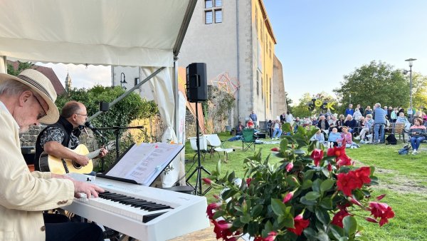 "Zwei Vom Feinsten“ erfreute das Publikum an der Burgmauer. - © In Horn gemeinsam