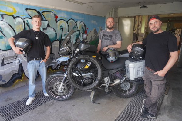 Ruben Fade (von links), Jakob Pankraz und Sebastian Fade starten gemeinsam mit einem weiteren Freund aus Stuttgart an Fronleichnam ihre Motorrad-Tour in die Mongolei. Voraussichtlich werden sie Mitte bis Ende Juli wieder zurück in Lippe sein. - © Michaela Weiße