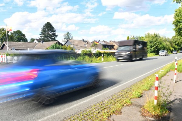 An dieser Stelle an der B 66 in Höhe Goldstraße soll eine Querungshilfe für mehr Sicherheit für Fußgänger und Radfahrer sorgen. So lautet ein Wunsch der Anwohner dort, den die Grünen unterstützen. Foto: Gunter Held - © Gunter Held
