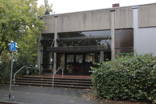Die Großraumturnhalle an der Sekundarschule in Bösingfeld muss dringend saniert werden. Die Gemeinde beantragt nun eine Förderung. Und auch für die Sanierung der Turnhalle in Silixen soll es eine Finanzspritze geben, so der Wunsch. - © Carolin Brokmann