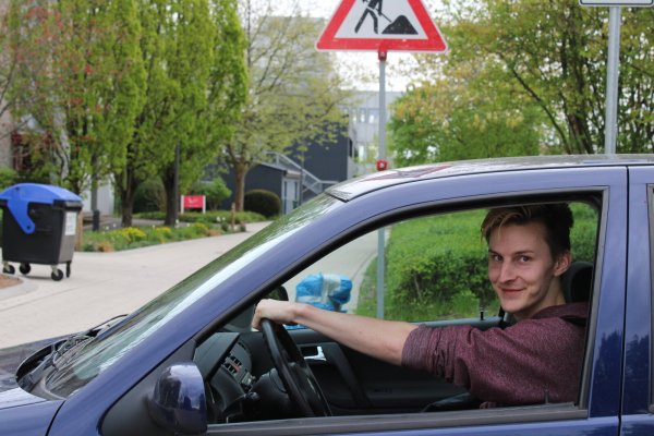Jan Lukas Fründ findet den Poller auf der Campusallee "ein bisschen" störend, aber die Vorteile überwiegen aus seiner Sicht. - © Kyrill von Matuschka