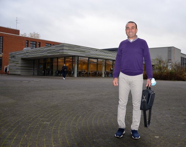 Integrationshelfer Karim Suleiman steht vor der Mensa des
Schulzentrums Aspe. - © Georg Kälble