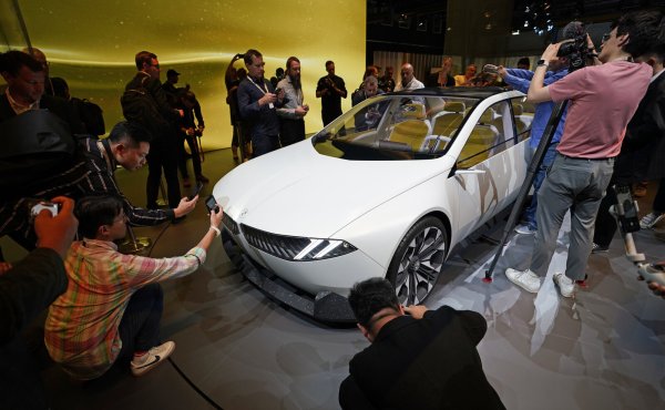Auf der IAA Mobility stellen neben altbekannten wie BMW auch Hersteller aus China aus. - © UWE LEIN