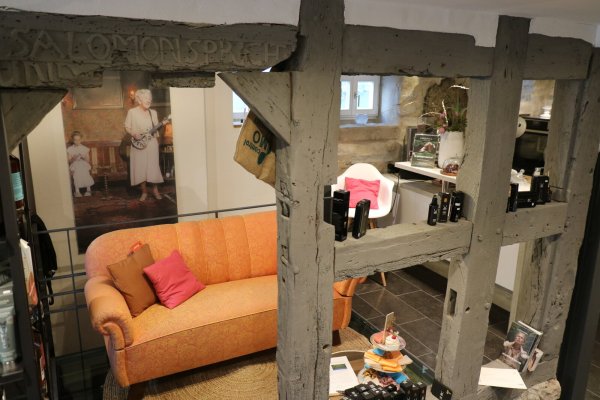 Mit dem Salon von Inken Brinkmann-Nicklaus ist Leben ins alte Fachwerkhaus an der Wenkenstraße 12 eingezogen. - © Alexandra Schaller