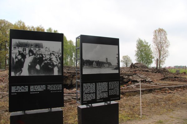 Die Ruinen des Krematoriums in Auschwitz-Birkenau: Das Foto rechts zeigt das Gebäude vor der Zerstörung, links stehen jüdische Frauen und Kinder davor - nicht ahnend, dass sie in wenigen Stunden im Gas sterben müssen. Im Lagenser Gebrüder-Humboldt-Gymnasium findet am 13. Februar eine Online-Führung durch das KZ statt, das heute eine Gedenkstätte ist. - © Silke Buhrmester